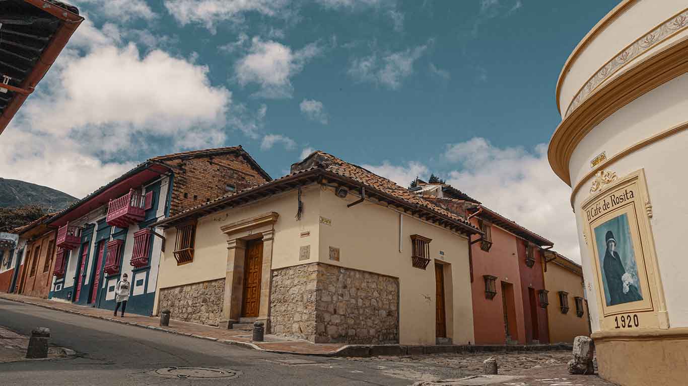 Calles coloniales y coloridas de La Candelaria en el centro histórico de Bogotá