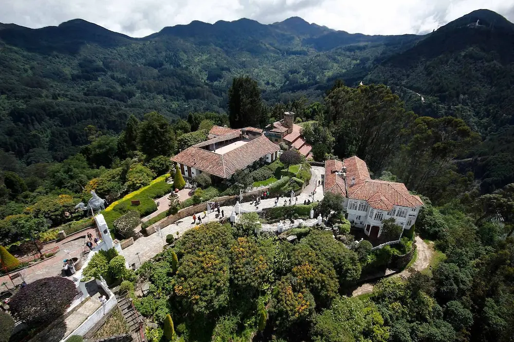 Santuario de Monserrate con vista panorámica de Bogotá