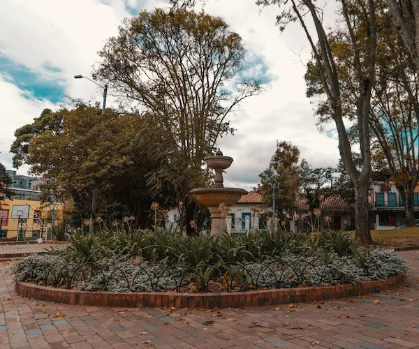 Plaza de Usaquén con su mercado de pulgas y arquitectura colonial